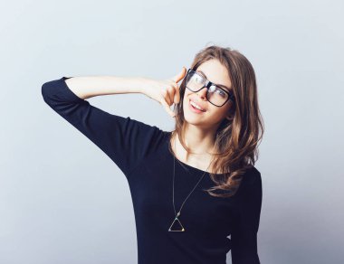 Kız, koluna sesleniyor.