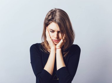 Kız çenesini kaldırdı.