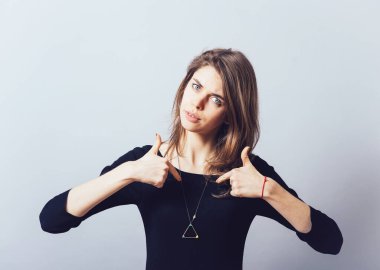 Gri arka planda öfkeli bir kız.