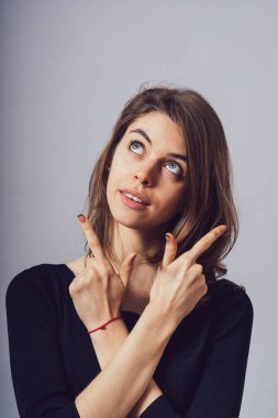 Kız farklı yönlere bakıyor.