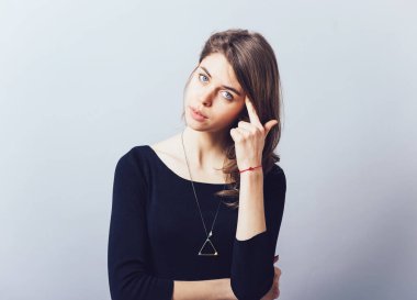 Gri arka planda düşünen kız