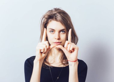 Kız el çerçevesi yapıyor