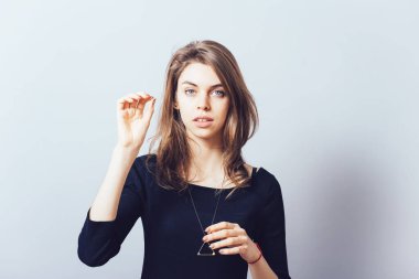 Gri arka planda kadın jest şefi