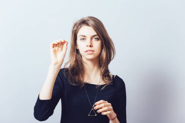 Gri arka planda kadın jest şefi