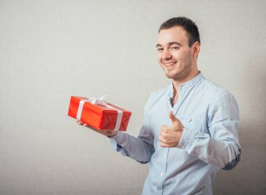 İş adamı hediye kutusuyla beklemede.
