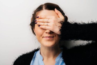 Kız gözlerini kapar.