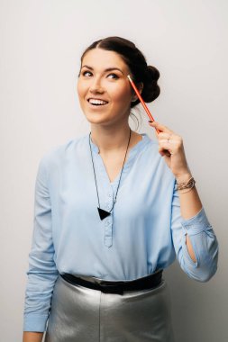 Güzel esmer kız bir tapınakta kalem tutmayı düşünüyor.