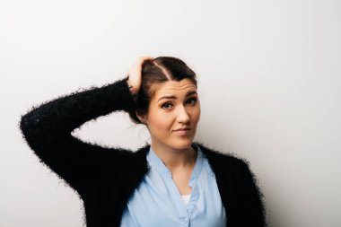 Gri arkaplanda poz veren kız