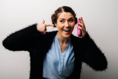 Kız cep telefonuyla konuşuyor.