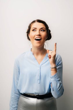 Kız işaret parmağını kaldırır