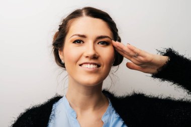 Gri arkaplanda poz veren kız