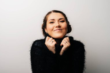 Gri arkaplanda poz veren kız