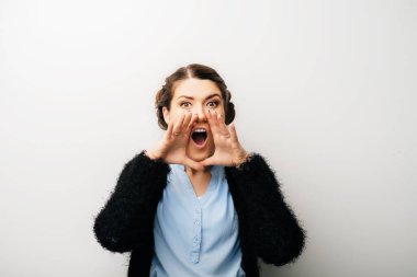 Kadın tatminsiz, kızgın ve kırgın olduğunu düşünüyor. Beyaz bir arkaplanda izole edilmiş