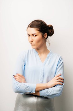 Kadın kollarını göğsüne kadar katladı. Beyaz bir arkaplanda izole edilmiş