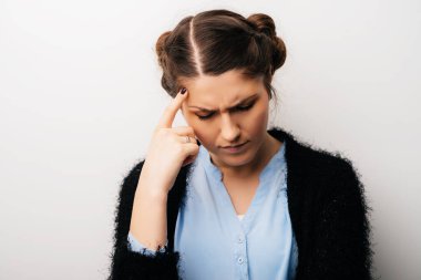 Alınan ya da üzülen bir kadın başını eğmiş. Beyaz bir arkaplanda izole edilmiş