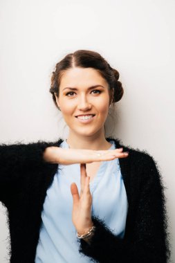 Kadın mola vermek için el kol hareketi yaptı. Beyaz bir arkaplanda izole edilmiş