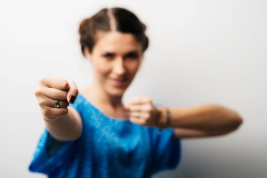 Beyaz arka planda genç bir kız