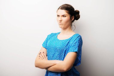 Beyaz arka planda genç bir kız