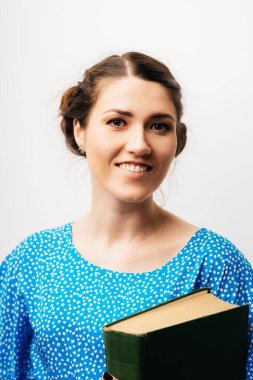 Elinde kitap tutan kız.