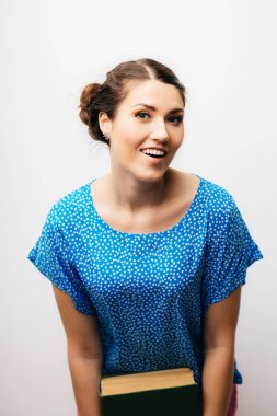 Elinde kitap tutan kız.