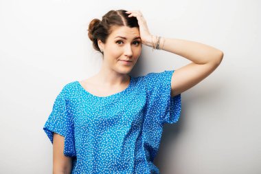 Tatlı kız bir şey hatırladı ve kafasını tuttu.