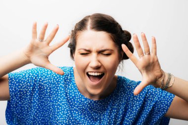 Beyaz arka planda genç bir kız