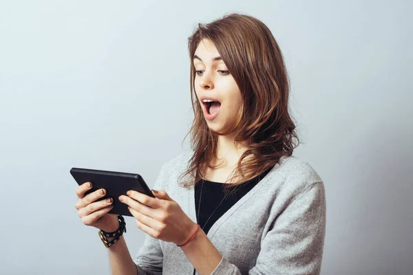 Dijital Tablet Bilgisayar Kullanan Genç Kadın — Stok fotoğraf