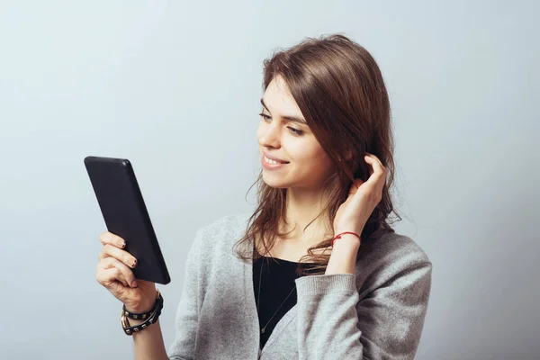 Mujer Joven Usando Tableta Digital —  Fotos de Stock