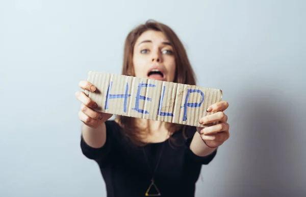 Mujer Sosteniendo Papel Con Texto Ayuda —  Fotos de Stock