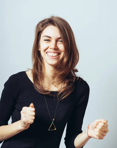 Mujer Joven Sobre Fondo Gris —  Fotos de Stock