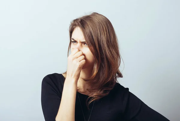 Vrouw Sluit Zijn Neus Van Stank — Stockfoto