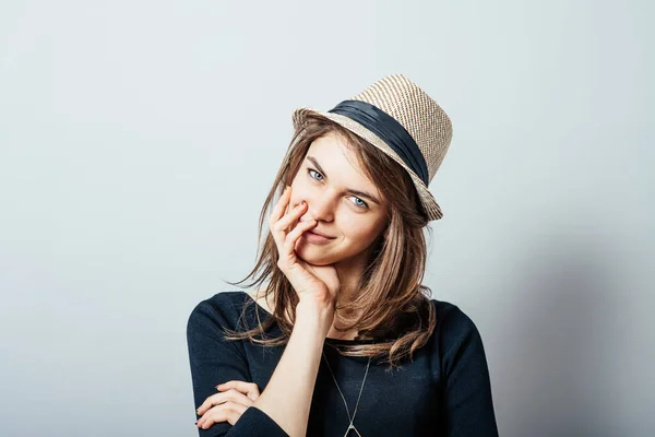 Retrato Una Hermosa Joven Con Sombrero — Foto de Stock