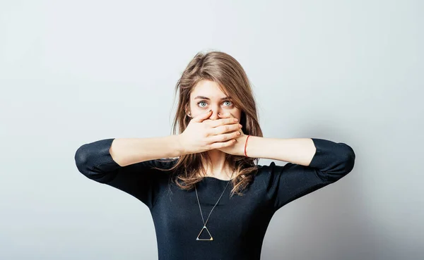 Mujer Con Mano Sobre Boca — Foto de Stock