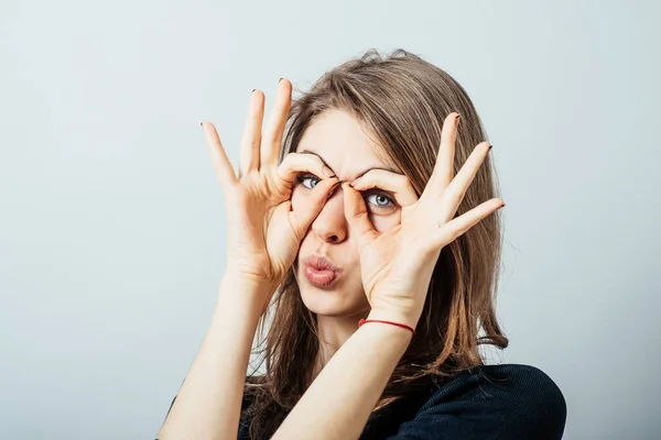 Junge Glückliche Frau Hält Ihre Hände Als Brille Über Die — Stockfoto