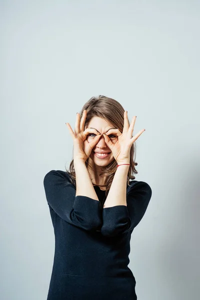 Giovane Donna Felice Tenendo Mani Sopra Gli Occhi Come Occhiali — Foto Stock