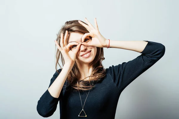 Wanita Muda Bahagia Memegang Tangannya Atas Matanya Sebagai Kacamata Dan — Stok Foto