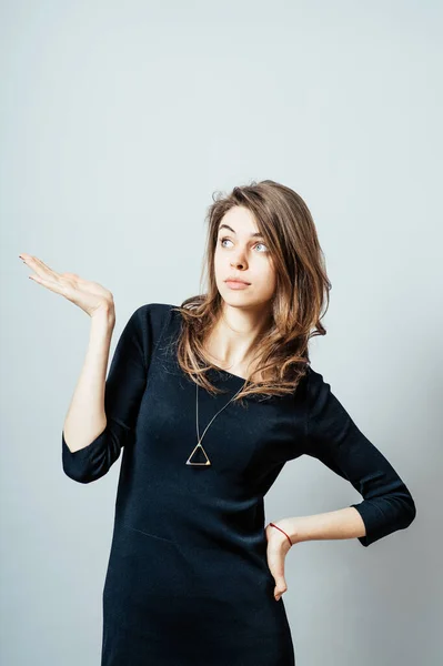 Jong Casual Vrouw Met Een Glimlach Haar Gezicht Haar Armen — Stockfoto