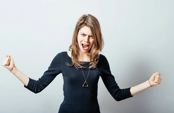 Jonge Vrouw Vieren Een Grijze Achtergrond — Stockfoto