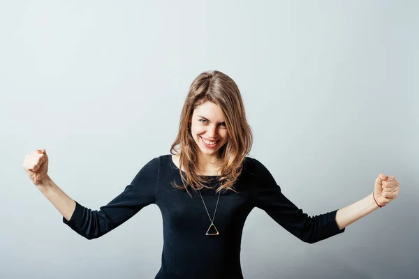 Mujer Joven Celebrando Sobre Fondo Gris — Foto de Stock