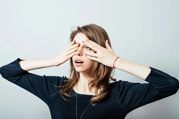 Giovane Donna Chiude Gli Occhi Con Mani — Foto Stock