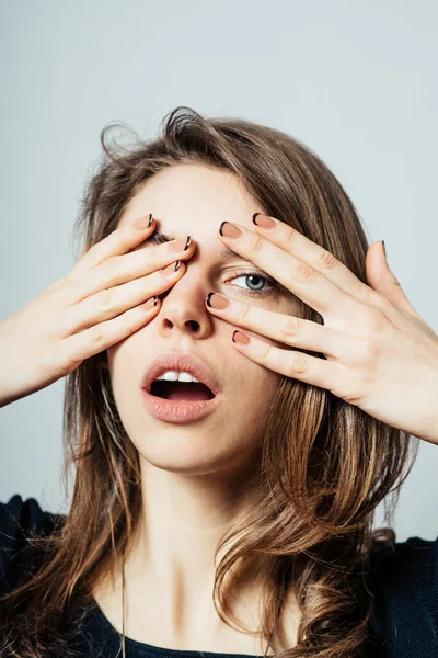 Jovem Mulher Fecha Olhos Com Mãos — Fotografia de Stock
