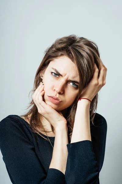 Mujer Joven Mirando Asustada — Foto de Stock