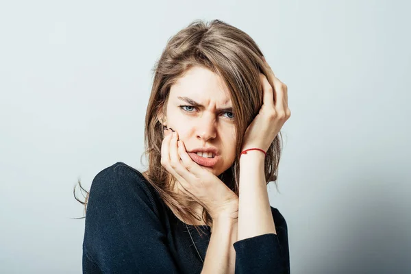 Junge Frau Sieht Verängstigt Aus — Stockfoto