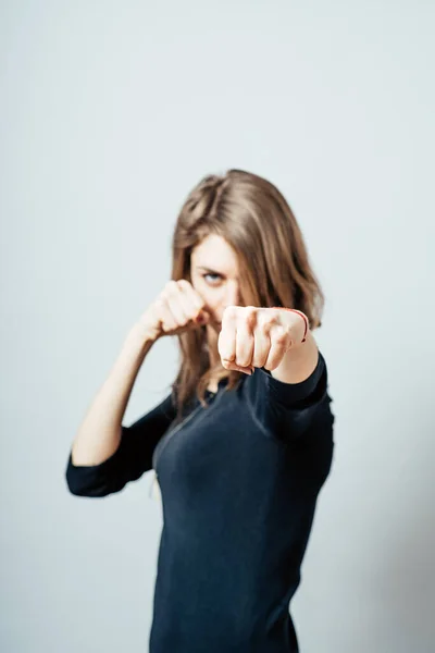 Jonge Vrouw Met Vuisten — Stockfoto