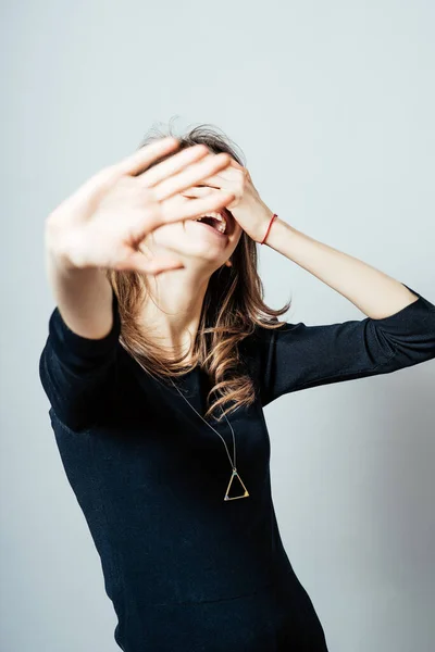 Junge Frau Lacht Und Verdeckt Sein Gesicht — Stockfoto