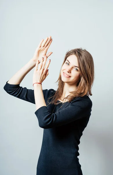 Retrato Feliz Aplaudindo Jovem Mulher — Fotografia de Stock