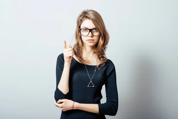 Młoda Kobieta Wskazująca Palcem Kogoś Gestem — Zdjęcie stockowe