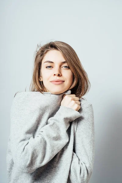 Amigável Sorridente Jovem Mulher Retrato Estúdio Tiro — Fotografia de Stock