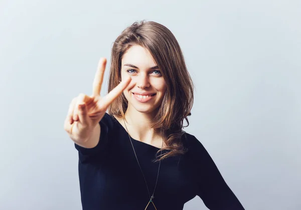 Retrato Una Joven Alegre Mostrando Dos Dedos Gesto Victoria Sobre — Foto de Stock