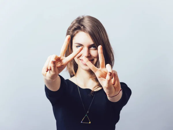 Retrato Una Joven Alegre Mostrando Dos Dedos Gesto Victoria Sobre — Foto de Stock